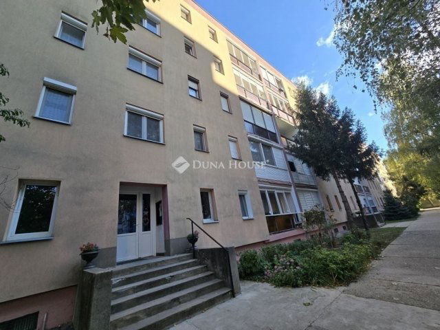 Eladó panellakás, Komlón 19.9 M Ft, 2 szobás