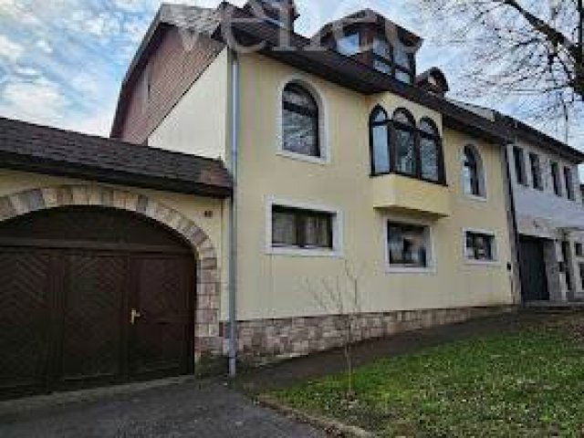 Eladó családi ház, Egerben 110 M Ft, 7+1 szobás