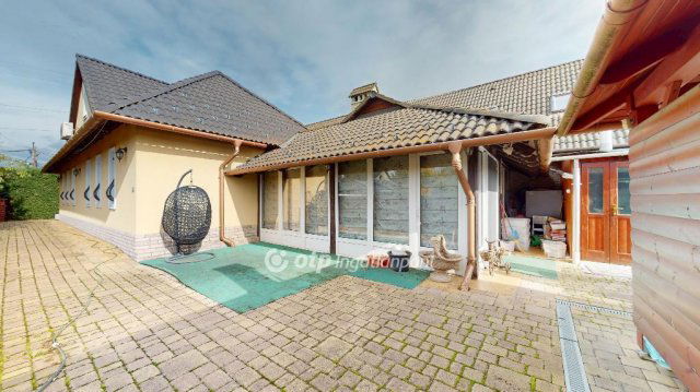 Eladó családi ház, Halmajon 102.82 M Ft, 6 szobás