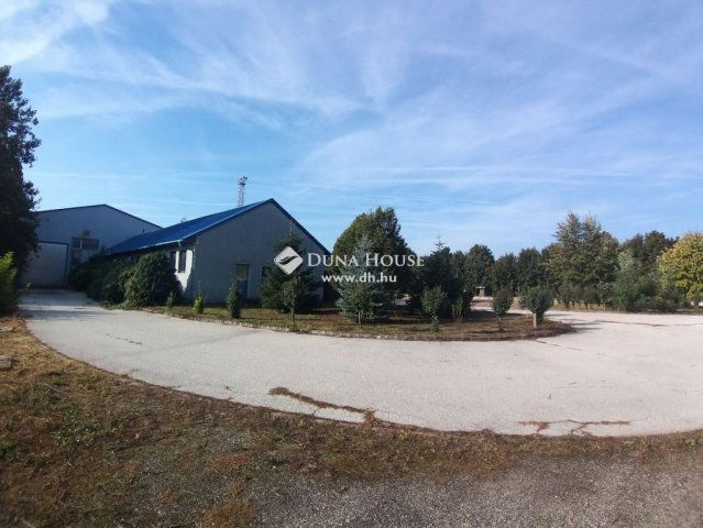 Eladó ipari ingatlan, Szigetújfalun 250 M Ft
