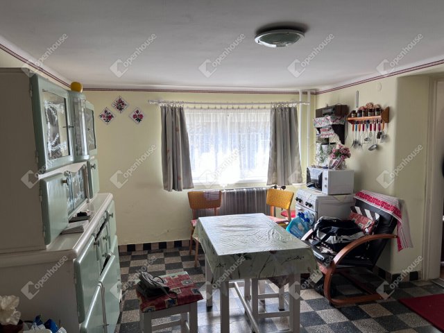 Eladó családi ház, Ajkán 68 M Ft, 4 szobás
