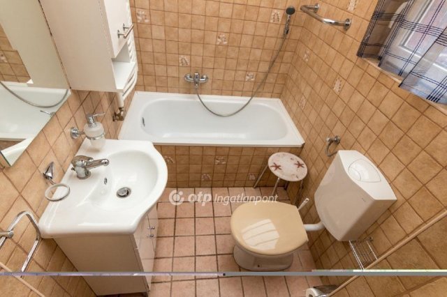 Eladó családi ház, Szigetszentmiklóson 85 M Ft, 5+1 szobás