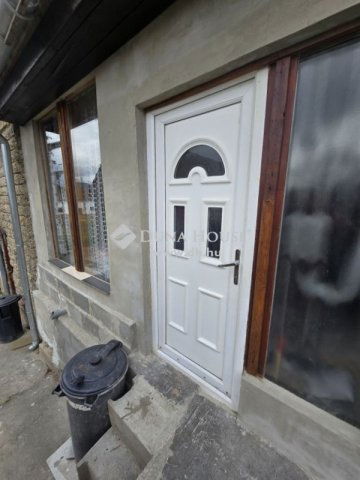 Eladó családi ház, Pécsett 18.5 M Ft, 2+2 szobás