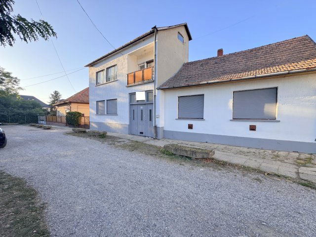 Eladó családi ház, Bátaszéken 39.9 M Ft, 6 szobás