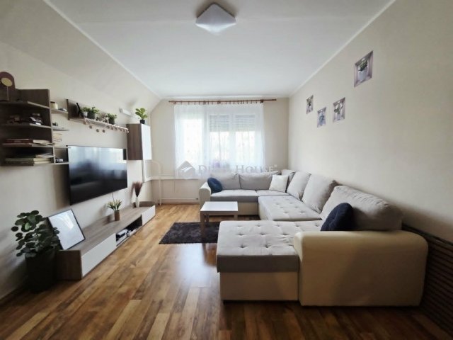 Eladó panellakás, Szegeden 62.9 M Ft, 4 szobás