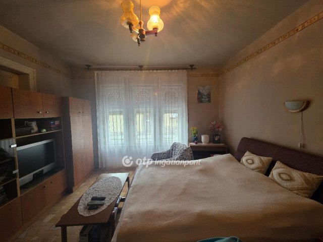 Eladó családi ház, Pápán 31.9 M Ft, 3 szobás