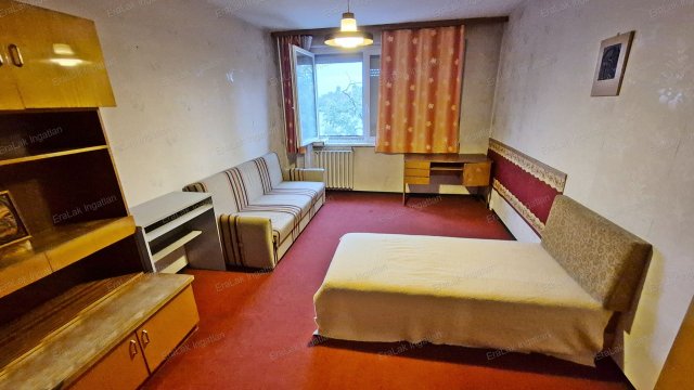 Eladó panellakás, Győrött 48 M Ft, 2+1 szobás