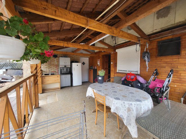 Eladó családi ház, Csörögön 62.5 M Ft, 7 szobás