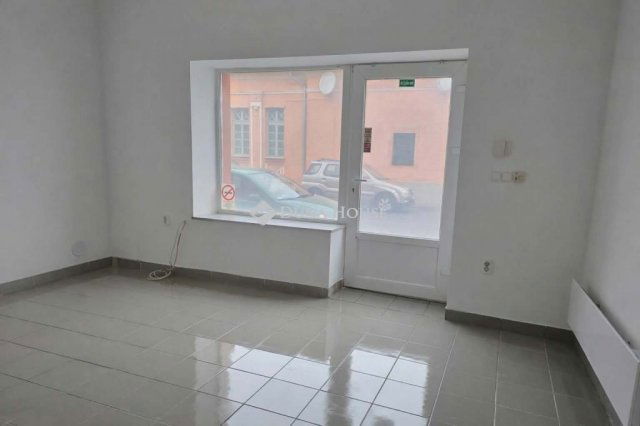 Eladó téglalakás, Esztergomban 35 M Ft, 2 szobás