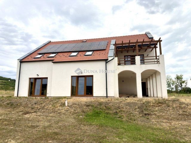 Eladó családi ház, Pécselyen 299 M Ft, 6 szobás
