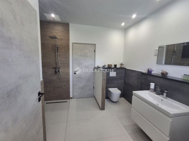 Eladó családi ház, Ebesen 99.9 M Ft, 4 szobás