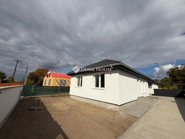 Eladó ikerház, Dánszentmiklóson 65 M Ft, 4 szobás