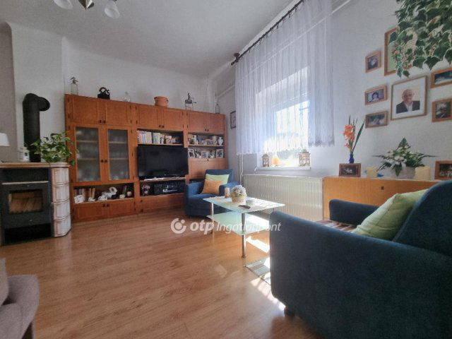 Eladó családi ház, Pápateszéren 43.99 M Ft, 2 szobás