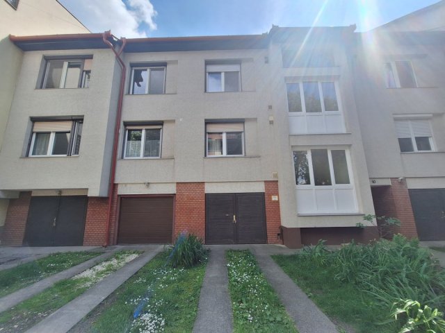 Eladó garázs, Szegeden, Avar utcában 16 M Ft