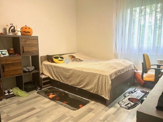 Eladó panellakás, Pécsett 52.9 M Ft, 4 szobás