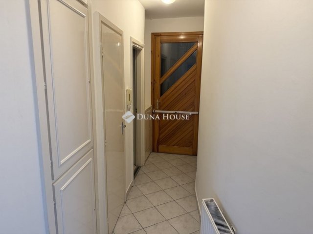 Kiadó téglalakás, albérlet, Pécsett 270 E Ft / hó, 3 szobás