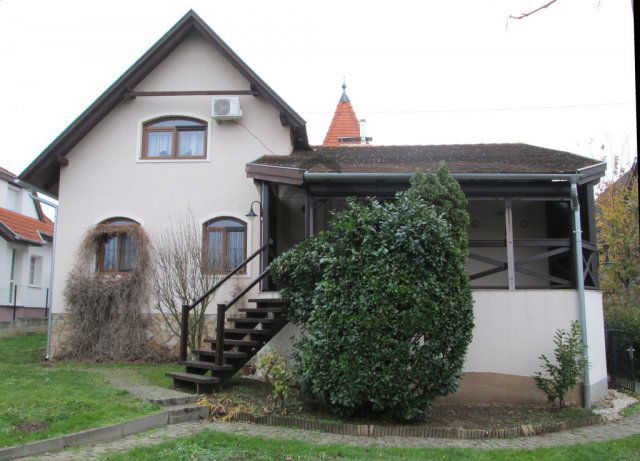 Eladó családi ház, Balatonbogláron 149.9 M Ft, 7 szobás