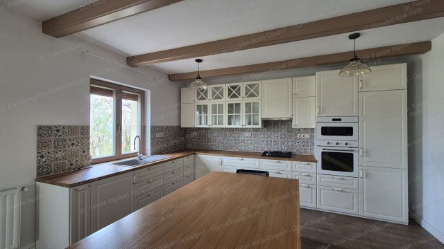 Eladó családi ház, Pannonhalmán 210 M Ft, 8 szobás