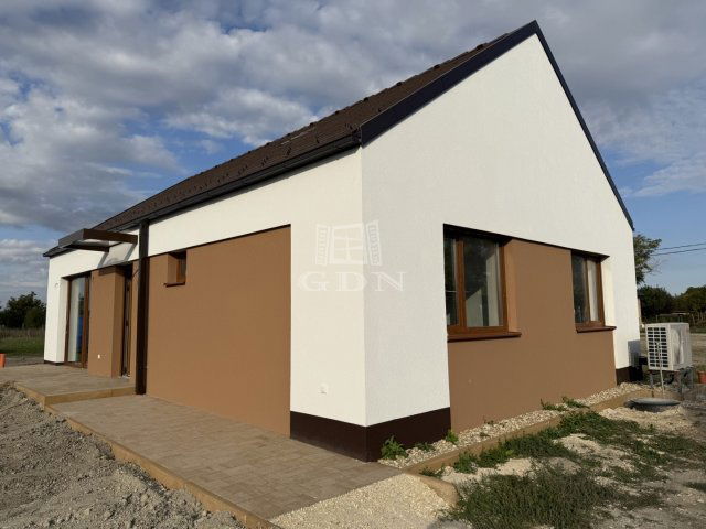Eladó családi ház, Székesfehérvárott 96.9 M Ft, 5 szobás