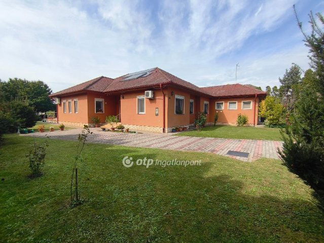Eladó családi ház, Kápolnásnyéken 172.9 M Ft, 4 szobás