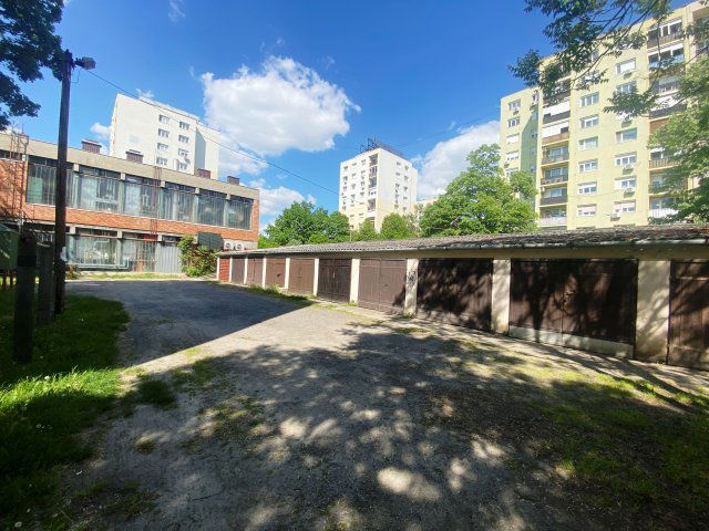 Eladó garázs, Szegeden, Budapesti körúton 11 M Ft