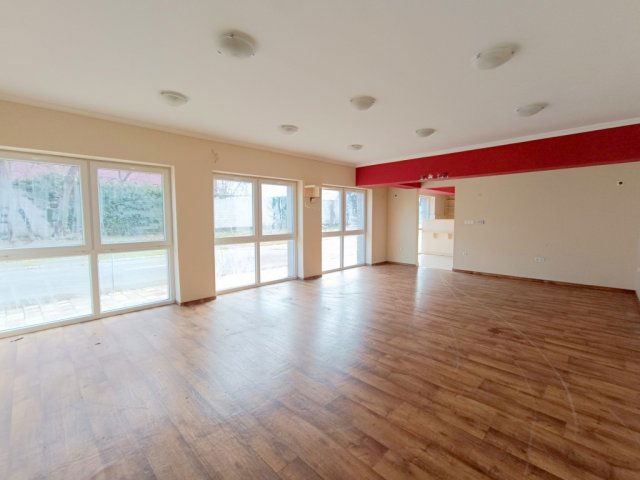 Kiadó üzlethelyiség, Nyíregyházán 300 E Ft / hó