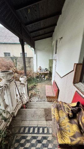 Eladó családi ház, Pápán 36.9 M Ft, 2 szobás