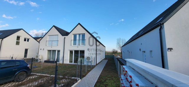 Eladó ikerház, Vácon 79.9 M Ft, 3 szobás / költözzbe.hu