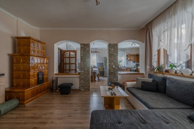 Eladó családi ház, Baján 96.5 M Ft, 6 szobás