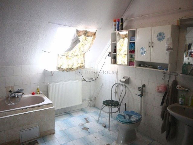 Eladó családi ház, Pécsett 50 M Ft, 5 szobás