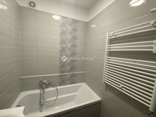 Eladó panellakás, Pécsett 49.9 M Ft, 3 szobás