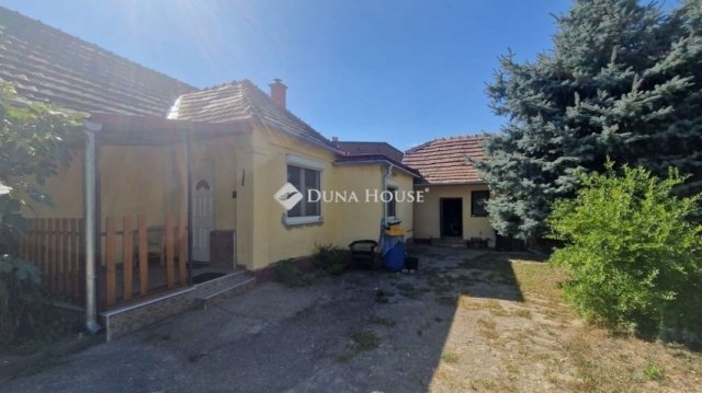 Eladó családi ház, Tatán 47.9 M Ft, 2 szobás
