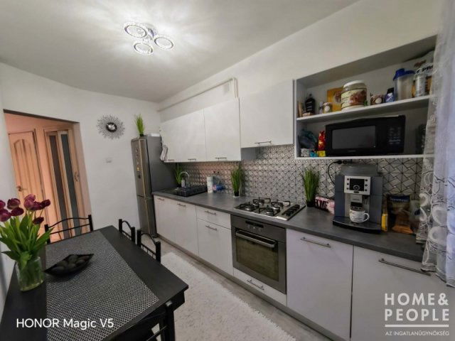 Eladó téglalakás, Szegeden 84.999 M Ft, 3 szobás