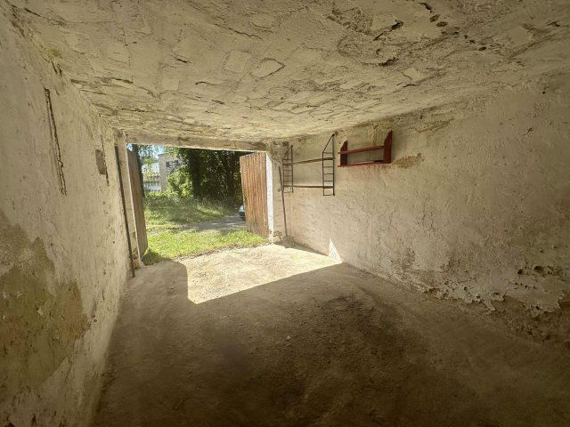 Eladó garázs, Komlón, Majális téren 2.5 M Ft