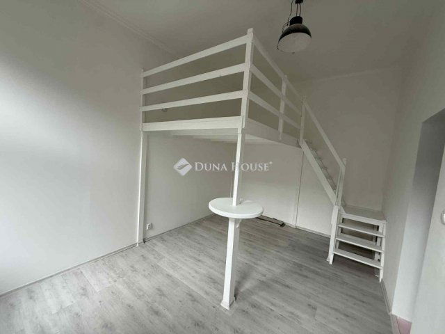 Eladó téglalakás, Budapesten, VI. kerületben 47.9 M Ft, 1 szobás