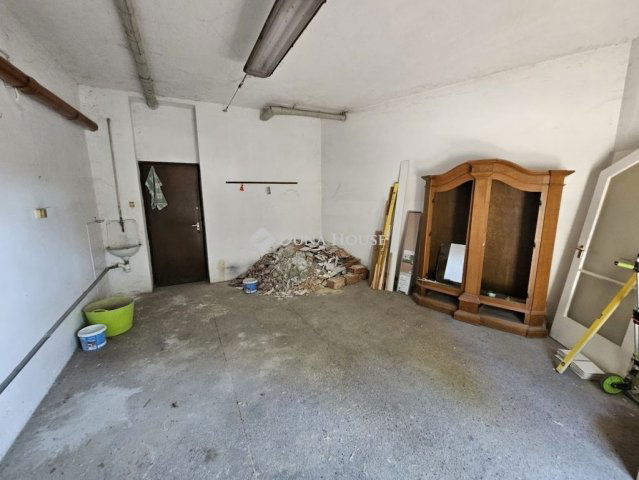 Kiadó téglalakás, albérlet, Pécsett 200 E Ft / hó, 3 szobás