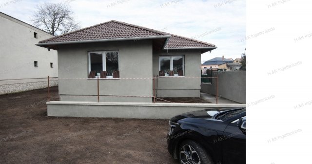 Eladó ikerház, Kartalon 67.9 M Ft, 4 szobás