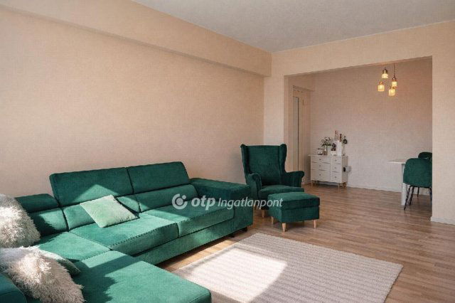 Eladó panellakás, Veszprémben 62.9 M Ft, 3 szobás