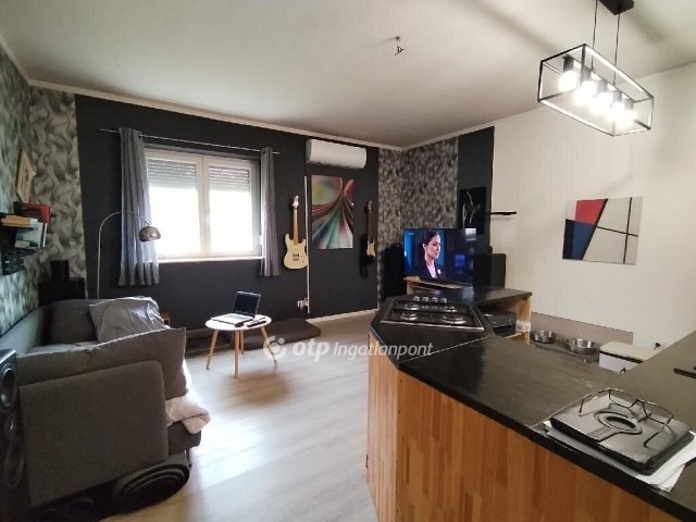 Eladó téglalakás, Ajkán 14.9 M Ft, 1 szobás