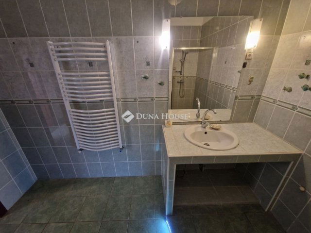 Eladó családi ház, Baján 77.9 M Ft, 6 szobás