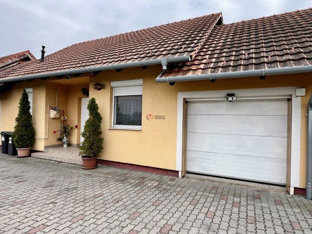 Eladó sorház, Székesfehérvárott, Meggyesi utcában 94.9 M Ft