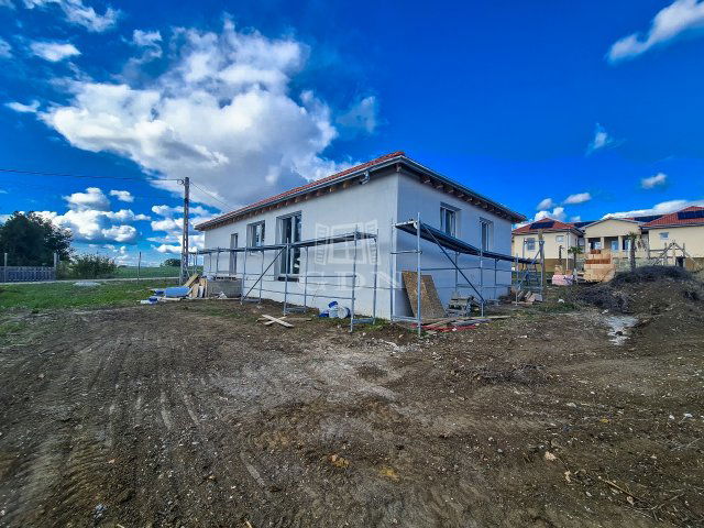 Eladó családi ház, Versegen 79.9 M Ft, 5 szobás