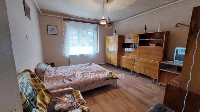 Eladó családi ház, Kisújszálláson 15 M Ft, 3 szobás