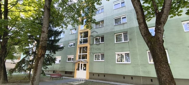 Eladó panellakás, Ajkán 32.3 M Ft, 1 szobás