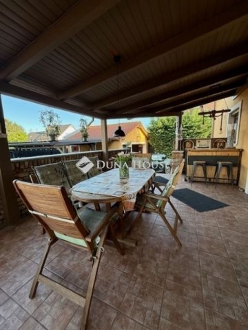 Eladó családi ház, Pécsett 210 M Ft, 5 szobás