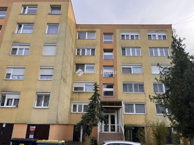 Eladó panellakás, Kecskeméten 39.9 M Ft, 2 szobás