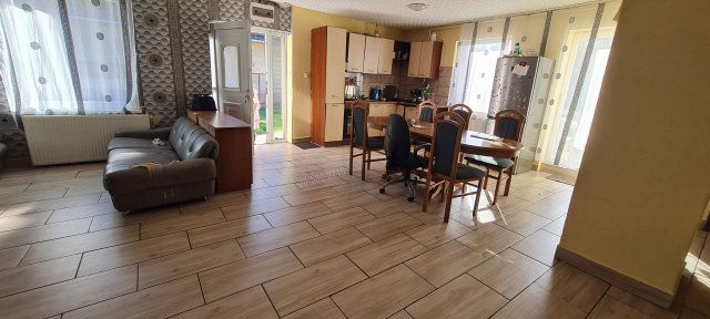 Eladó családi ház, Dunaújvárosban 50 M Ft, 3 szobás