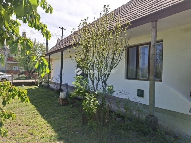 Eladó családi ház, Pázmándon 31.7 M Ft, 2 szobás