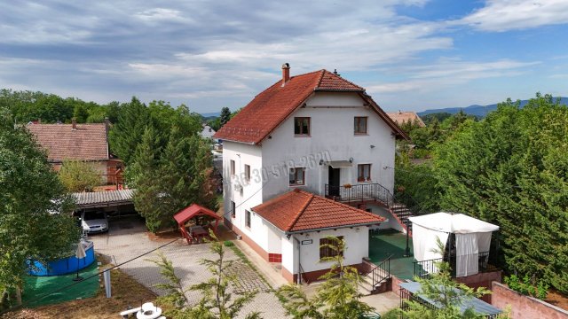 Eladó családi ház, Csörögön 99.99 M Ft, 4+1 szobás