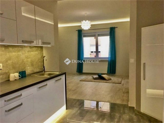 Eladó téglalakás, Pécsett 75 M Ft, 3 szobás